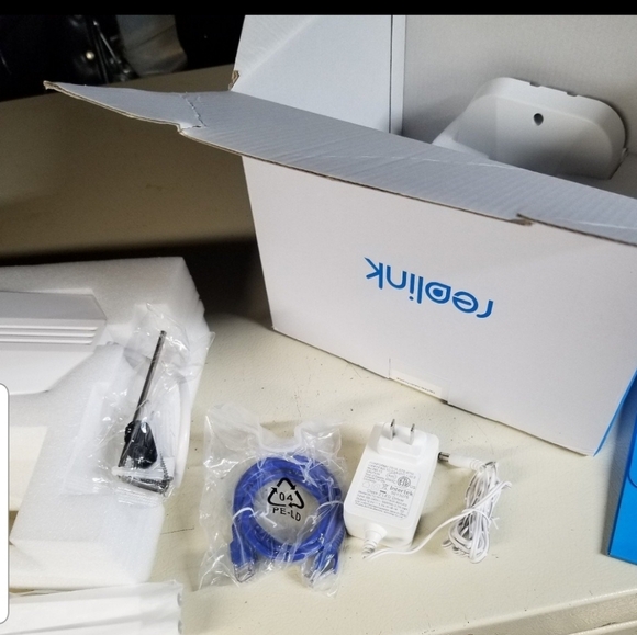 NEW NEVER USED ORIG$334.99 SALE 267.99 REOLINK Floodlight Camera, 4K Dual-Lens - Picture 4 of 4